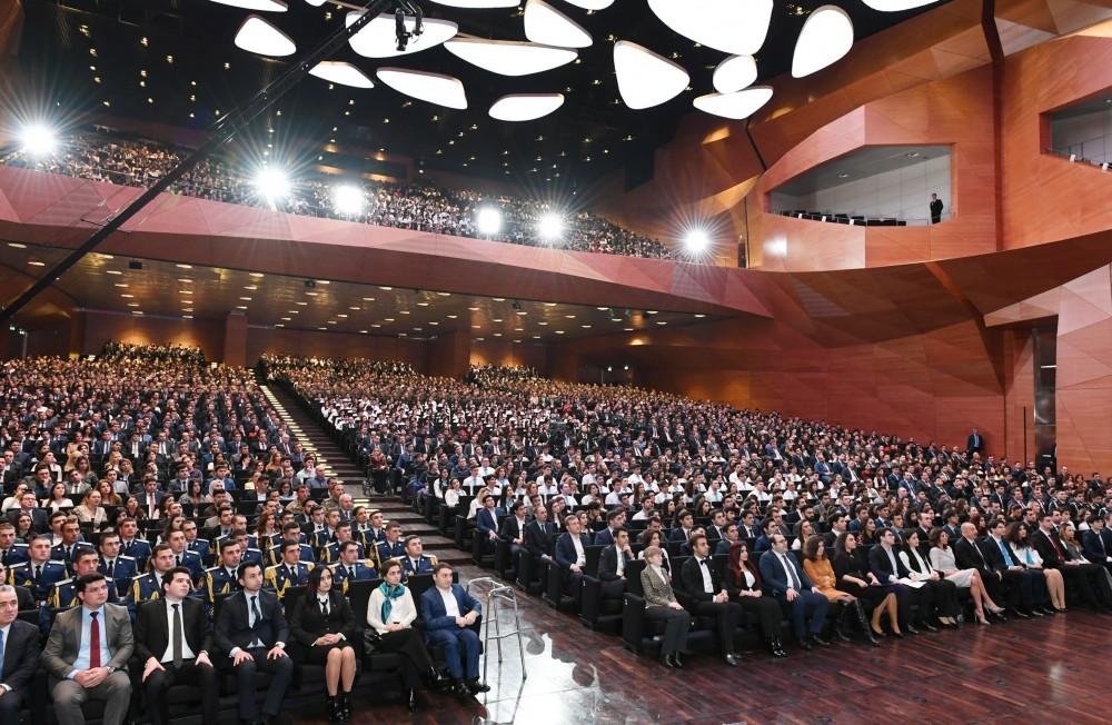 Президент Ильхам Алиев и Первая леди Мехрибан Алиева приняли участие в республиканском собрании, посвященном Дню азербайджанской молодежи (ФОТО)