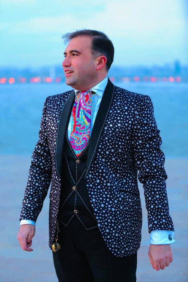 Гаджи Нуран Гусейнов создал бренд цветочных и ярких костюмов (ФОТО)