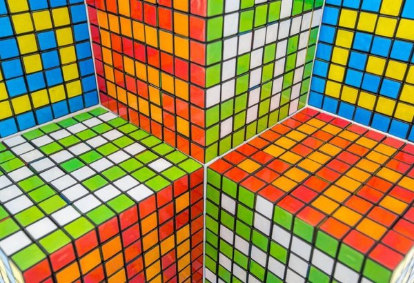 В Баку появились оригинальные инсталляции  "Перпендикулярные истины" (ФОТО)