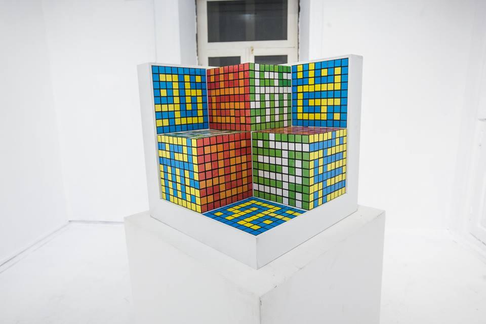 В Баку появились оригинальные инсталляции  "Перпендикулярные истины" (ФОТО)