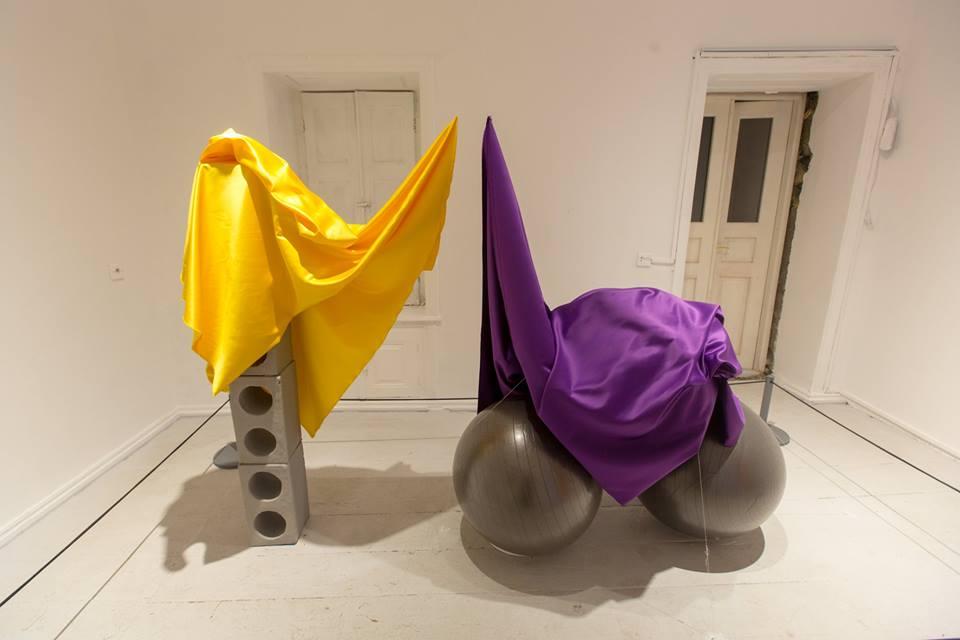 В Баку появились оригинальные инсталляции  "Перпендикулярные истины" (ФОТО)