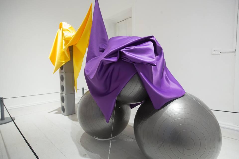 В Баку появились оригинальные инсталляции  "Перпендикулярные истины" (ФОТО)