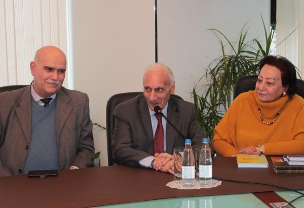 В Баку презентовали книгу "Россия глазами зарубежных журналистов" (ФОТО)