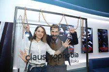 Бакинцы сыграли квест-ужас в прозрачной коробке с цепями (ВИДЕО, ФОТО)