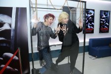 Бакинцы сыграли квест-ужас в прозрачной коробке с цепями (ВИДЕО, ФОТО)