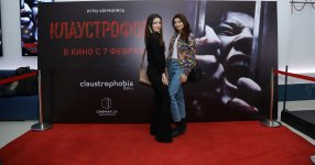 Бакинцы сыграли квест-ужас в прозрачной коробке с цепями (ВИДЕО, ФОТО)