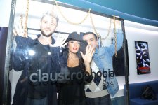 Бакинцы сыграли квест-ужас в прозрачной коробке с цепями (ВИДЕО, ФОТО)