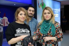 Бакинцы сыграли квест-ужас в прозрачной коробке с цепями (ВИДЕО, ФОТО)