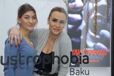 Бакинцы сыграли квест-ужас в прозрачной коробке с цепями (ВИДЕО, ФОТО)