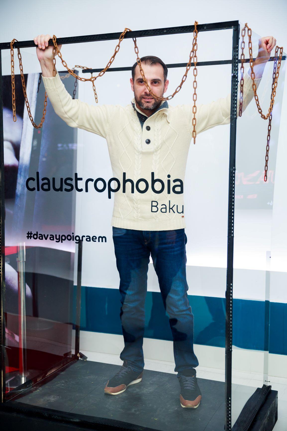 Бакинцы сыграли квест-ужас в прозрачной коробке с цепями (ВИДЕО, ФОТО)