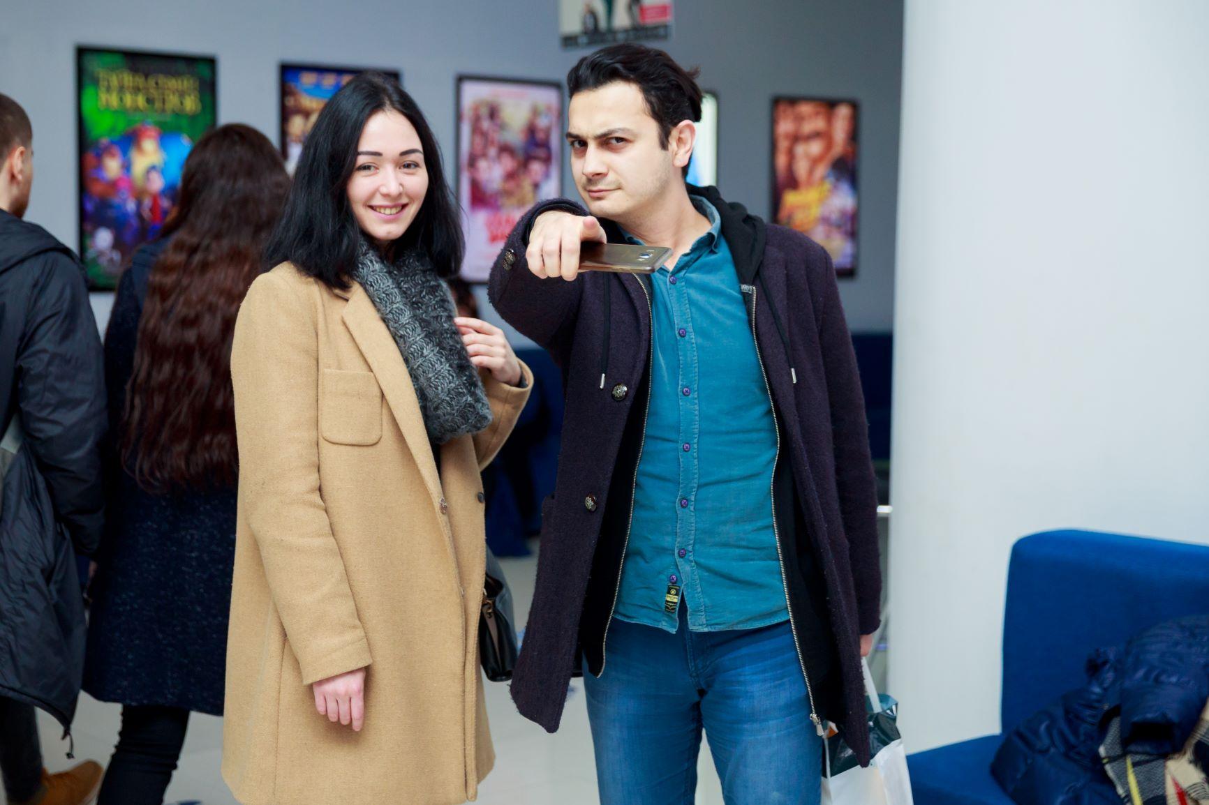 Бакинцы сыграли квест-ужас в прозрачной коробке с цепями (ВИДЕО, ФОТО)