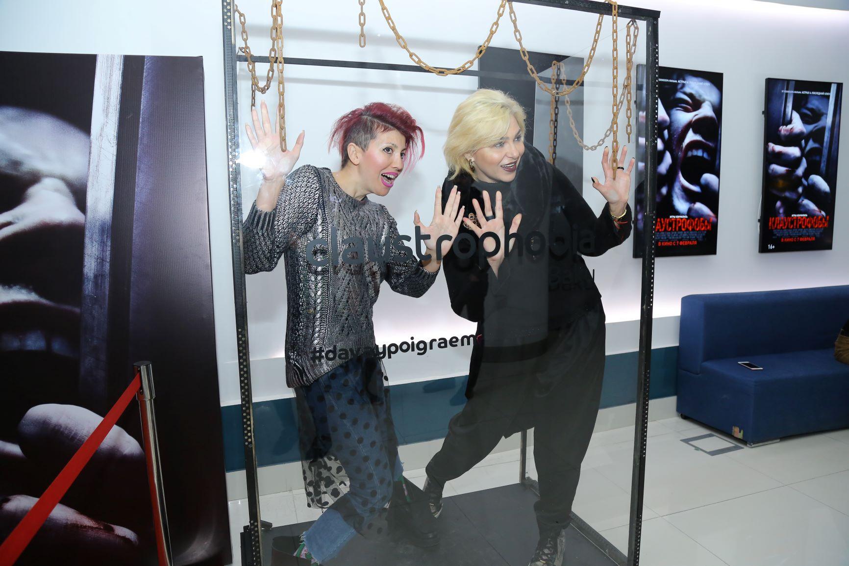 Бакинцы сыграли квест-ужас в прозрачной коробке с цепями (ВИДЕО, ФОТО)