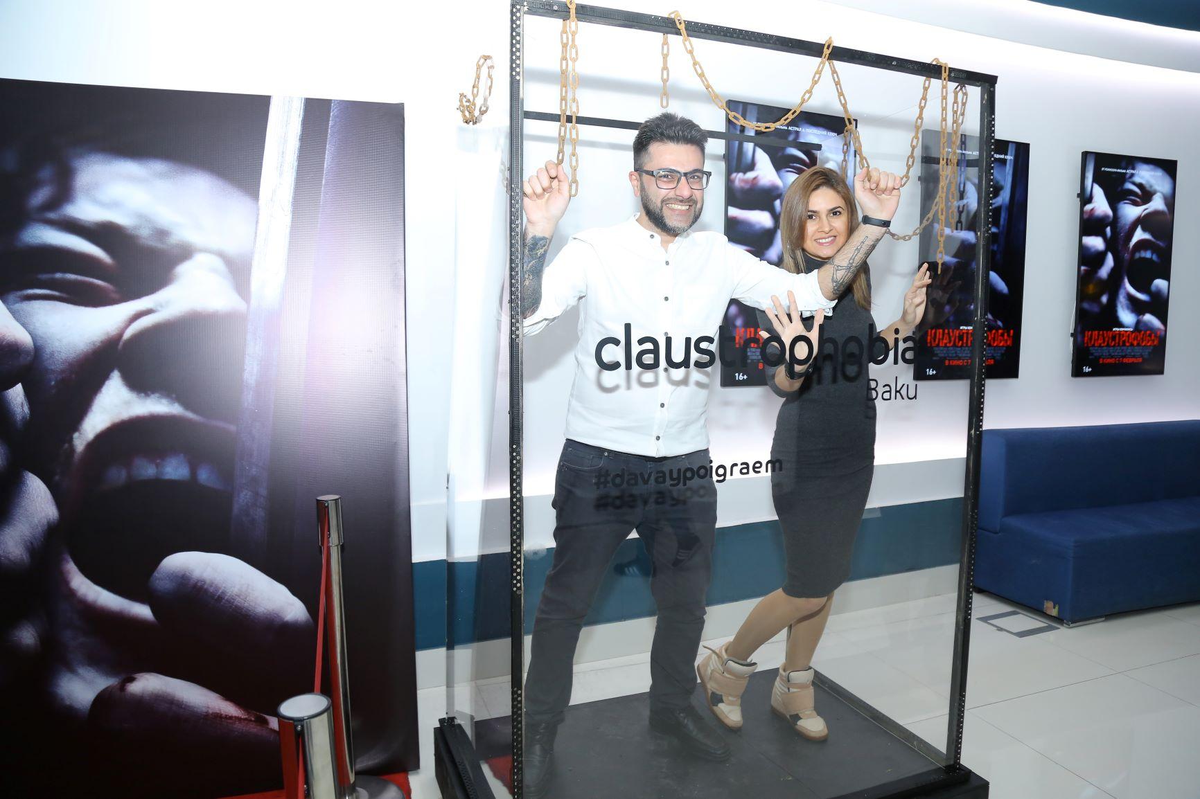 Бакинцы сыграли квест-ужас в прозрачной коробке с цепями (ВИДЕО, ФОТО)