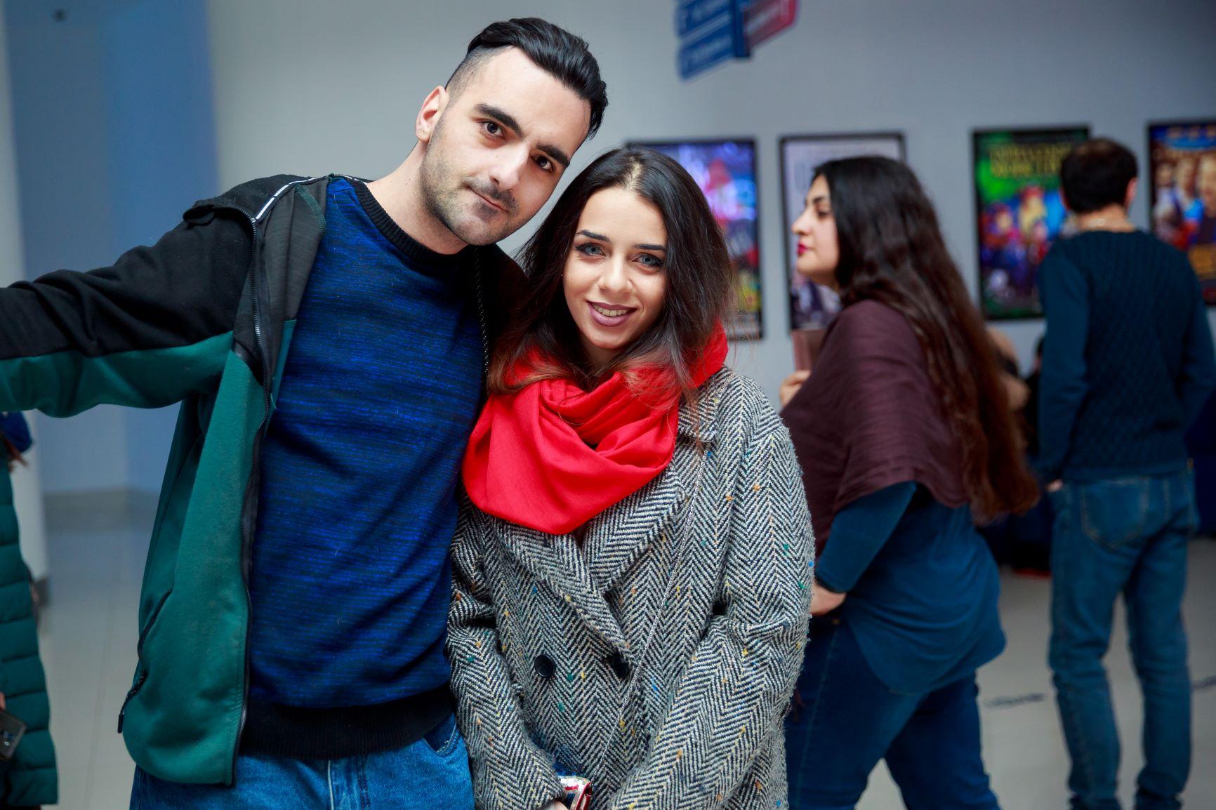 Бакинцы сыграли квест-ужас в прозрачной коробке с цепями (ВИДЕО, ФОТО)