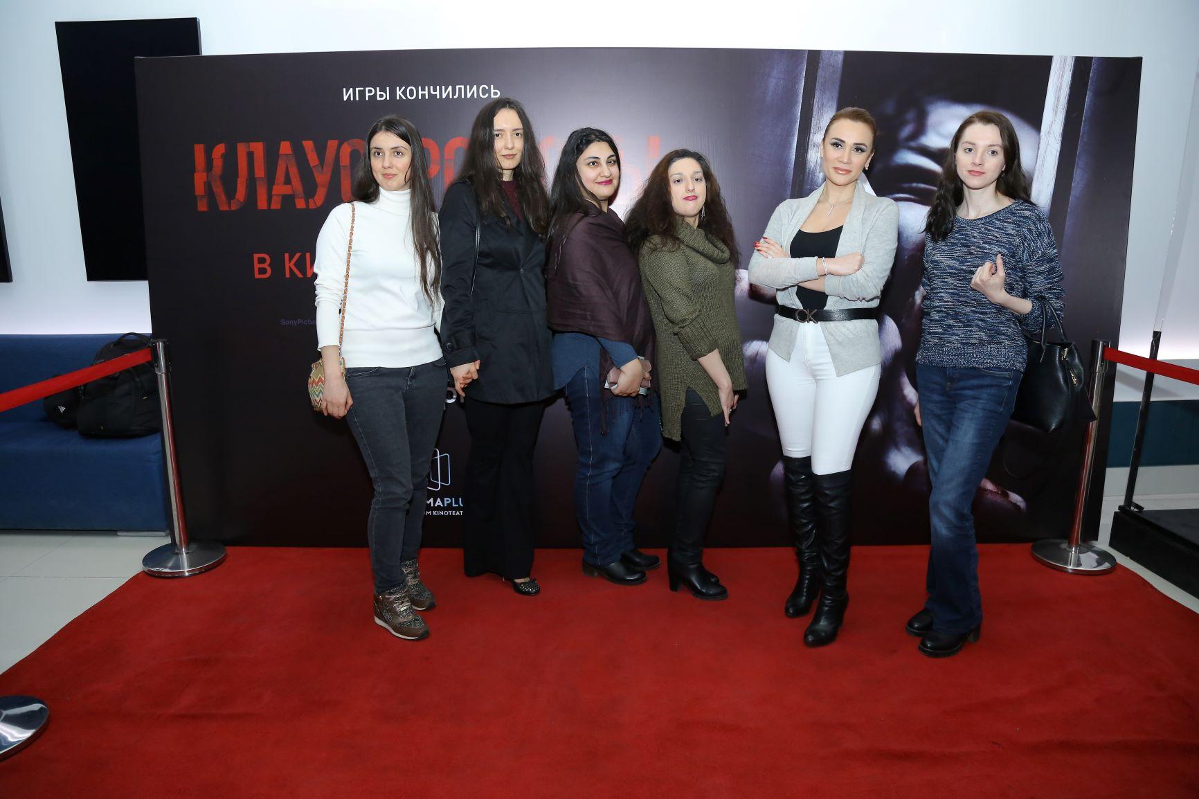 Бакинцы сыграли квест-ужас в прозрачной коробке с цепями (ВИДЕО, ФОТО)