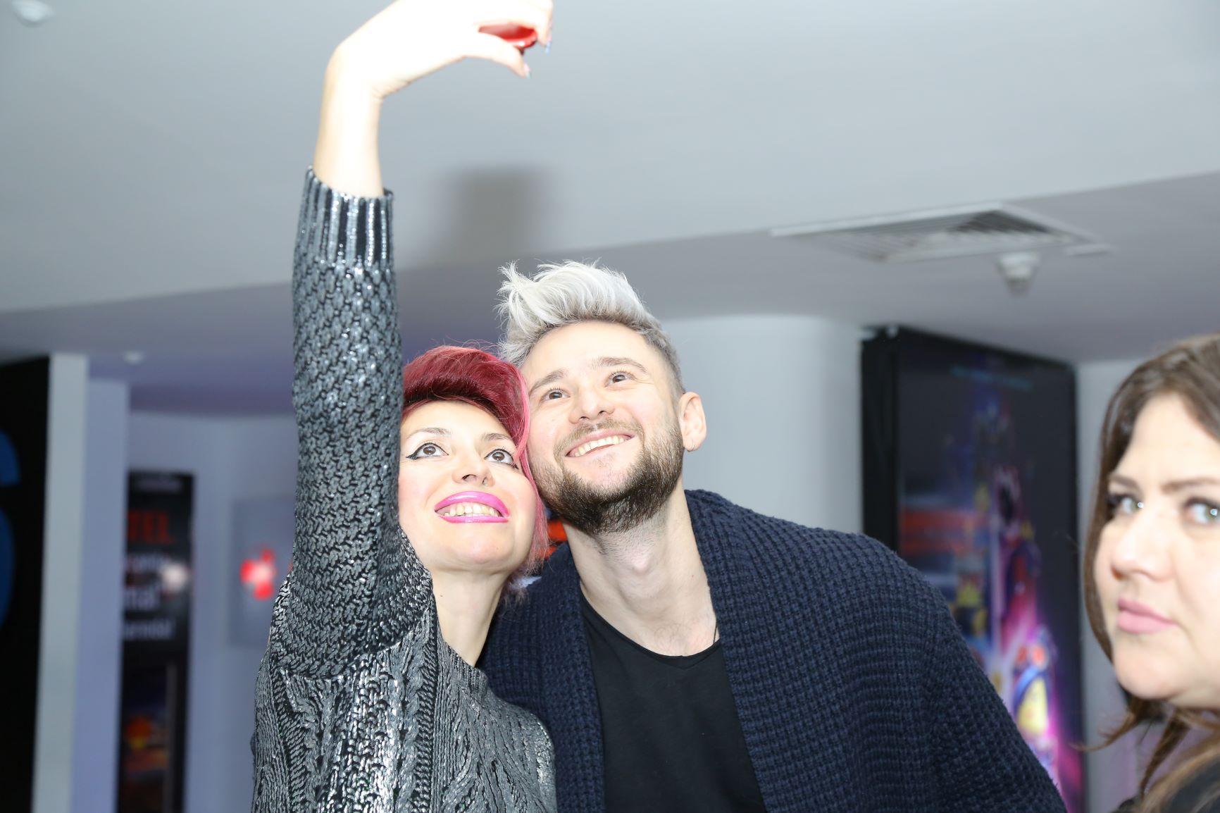 Бакинцы сыграли квест-ужас в прозрачной коробке с цепями (ВИДЕО, ФОТО)