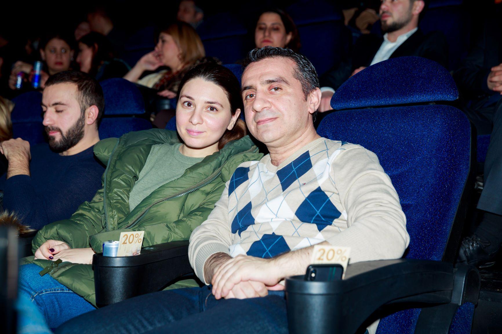 Бакинцы сыграли квест-ужас в прозрачной коробке с цепями (ВИДЕО, ФОТО)