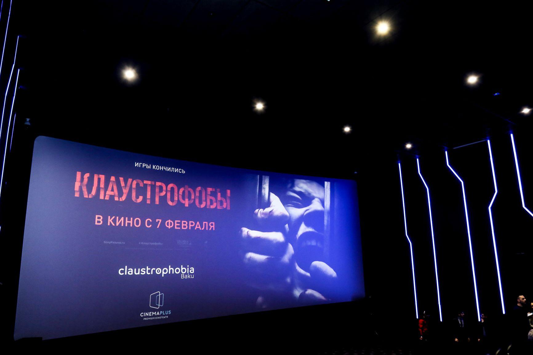 Бакинцы сыграли квест-ужас в прозрачной коробке с цепями (ВИДЕО, ФОТО)