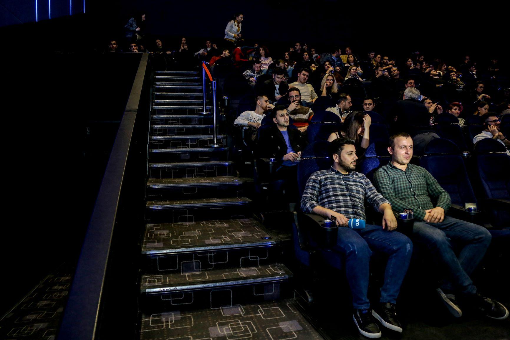 Бакинцы сыграли квест-ужас в прозрачной коробке с цепями (ВИДЕО, ФОТО)