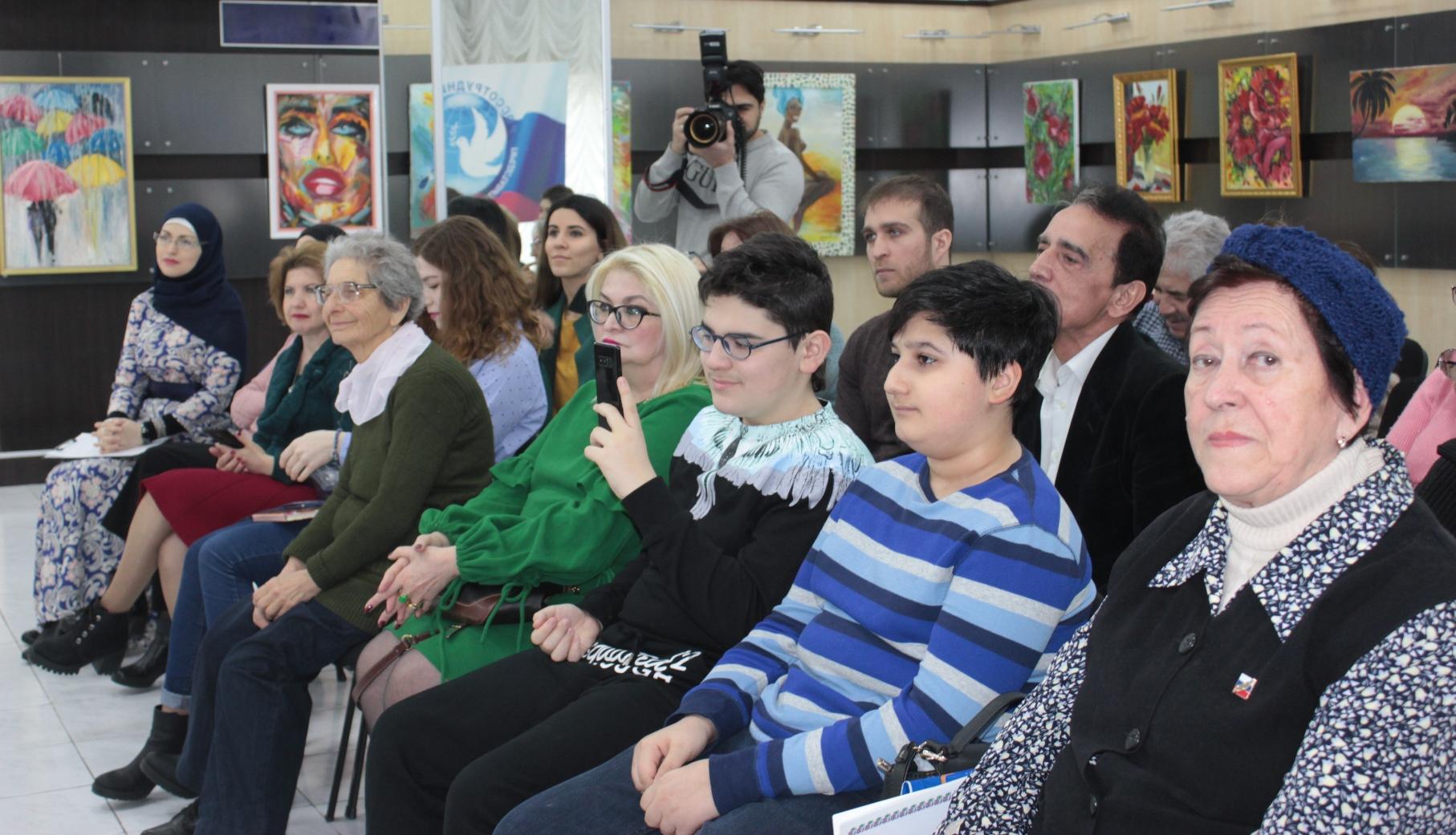 "Сделка с совестью" азербайджанской писательницы (ФОТО)