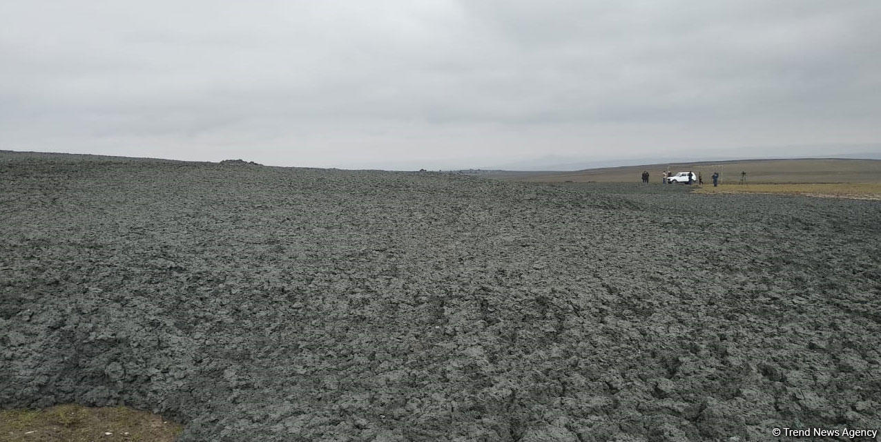 Обстановка на месте извержения грязевого вулкана в Шамахинском районе Азербайджана (ФОТО)