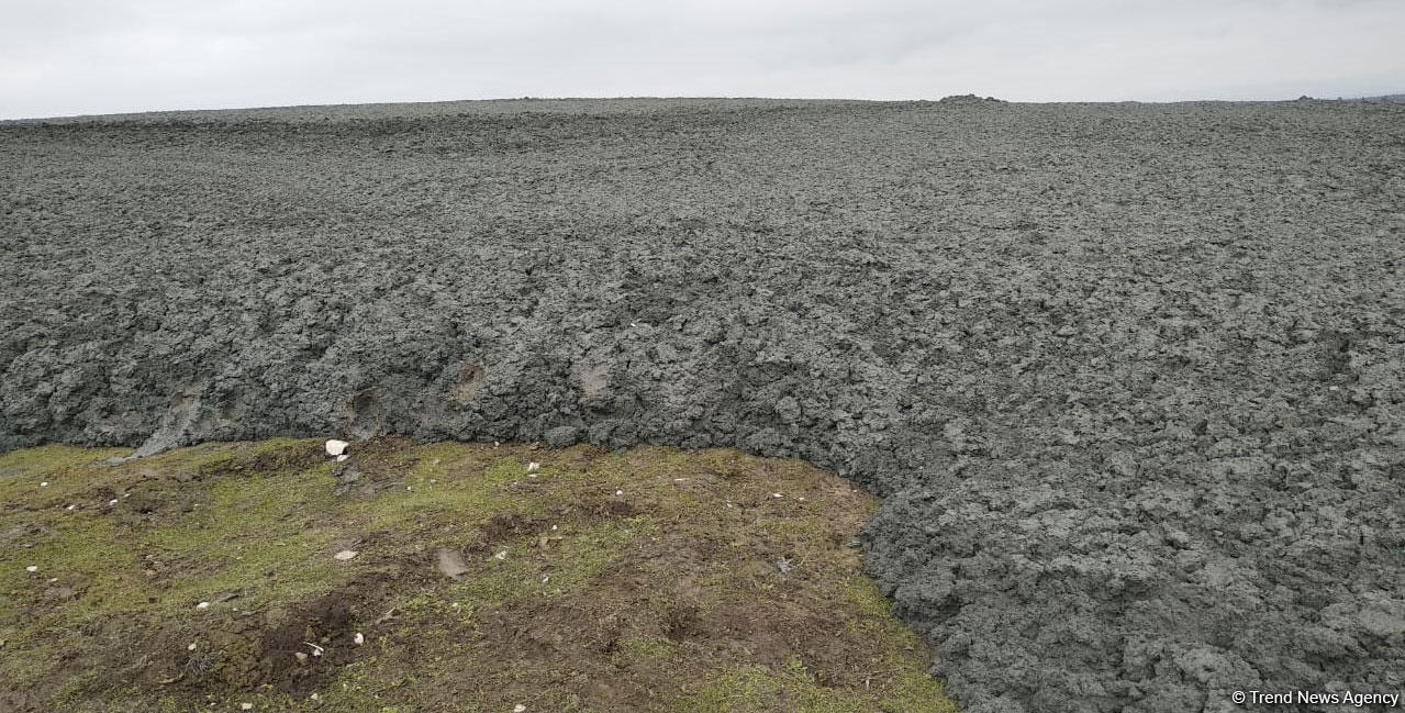Обстановка на месте извержения грязевого вулкана в Шамахинском районе Азербайджана (ФОТО)