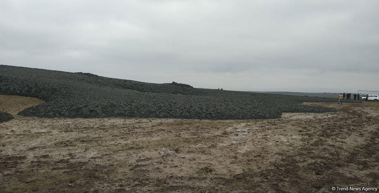 Обстановка на месте извержения грязевого вулкана в Шамахинском районе Азербайджана (ФОТО)