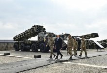 Верховный главнокомандующий ВС Азербайджана Ильхам Алиев ознакомился с условиями в новопостроенной N-й воинской части в Бейлагане (ФОТО)