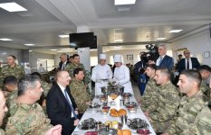 Верховный главнокомандующий ВС Азербайджана Ильхам Алиев ознакомился с условиями в новопостроенной N-й воинской части в Бейлагане (ФОТО)