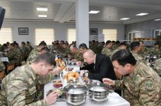 Верховный главнокомандующий ВС Азербайджана Ильхам Алиев ознакомился с условиями в новопостроенной N-й воинской части в Бейлагане (ФОТО)