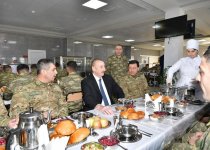Верховный главнокомандующий ВС Азербайджана Ильхам Алиев ознакомился с условиями в новопостроенной N-й воинской части в Бейлагане (ФОТО)