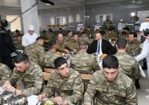 Верховный главнокомандующий ВС Азербайджана Ильхам Алиев ознакомился с условиями в новопостроенной N-й воинской части в Бейлагане (ФОТО)