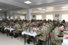 Верховный главнокомандующий ВС Азербайджана Ильхам Алиев ознакомился с условиями в новопостроенной N-й воинской части в Бейлагане (ФОТО)