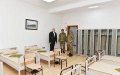 Верховный главнокомандующий ВС Азербайджана Ильхам Алиев ознакомился с условиями в новопостроенной N-й воинской части в Бейлагане (ФОТО)