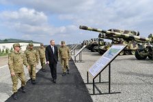 Верховный главнокомандующий ВС Азербайджана Ильхам Алиев ознакомился с условиями в новопостроенной N-й воинской части в Бейлагане (ФОТО)