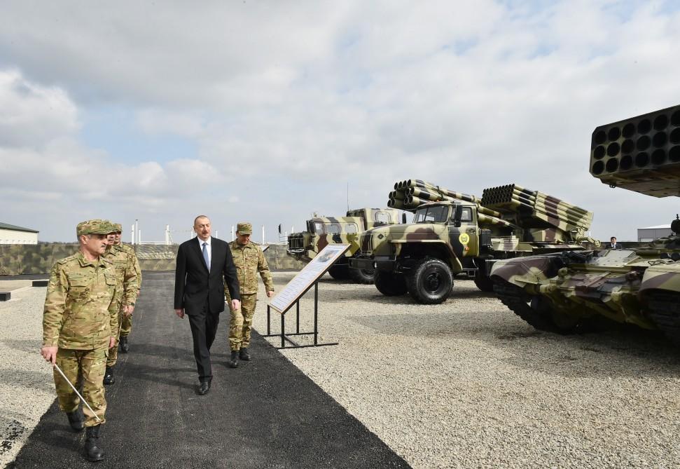 Верховный главнокомандующий ВС Азербайджана Ильхам Алиев ознакомился с условиями в новопостроенной N-й воинской части в Бейлагане (ФОТО)