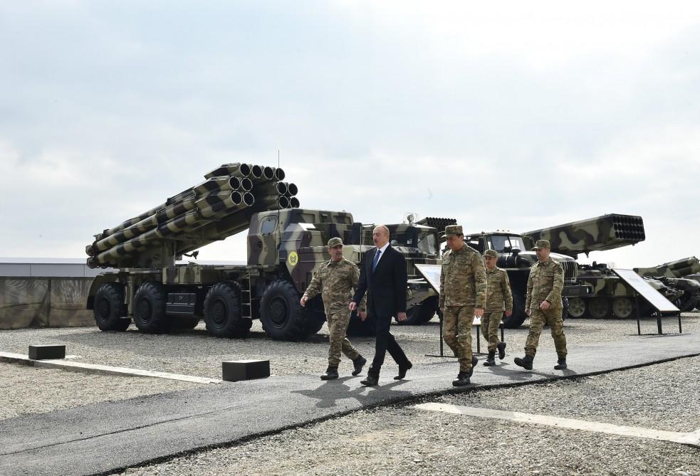 Верховный главнокомандующий ВС Азербайджана Ильхам Алиев ознакомился с условиями в новопостроенной N-й воинской части в Бейлагане (ФОТО)