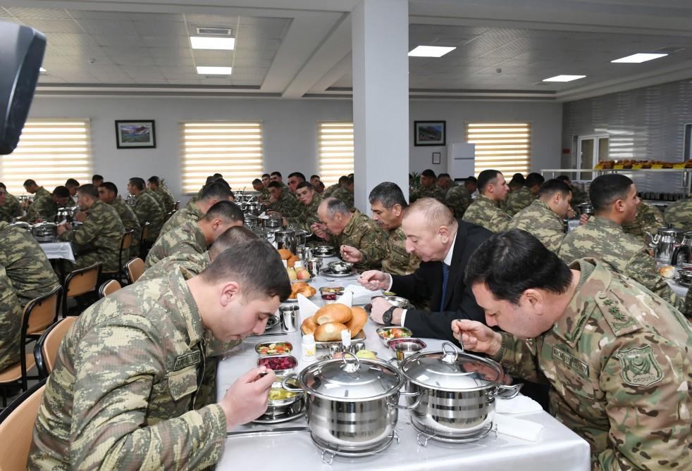 Верховный главнокомандующий ВС Азербайджана Ильхам Алиев ознакомился с условиями в новопостроенной N-й воинской части в Бейлагане (ФОТО)