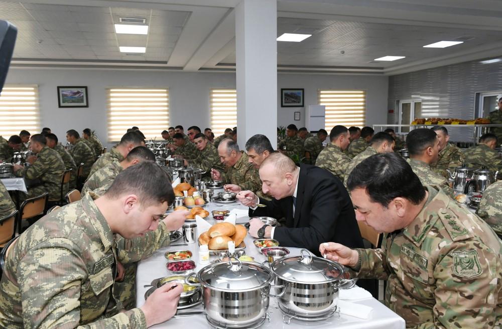 Верховный главнокомандующий ВС Азербайджана Ильхам Алиев ознакомился с условиями в новопостроенной N-й воинской части в Бейлагане (ФОТО)