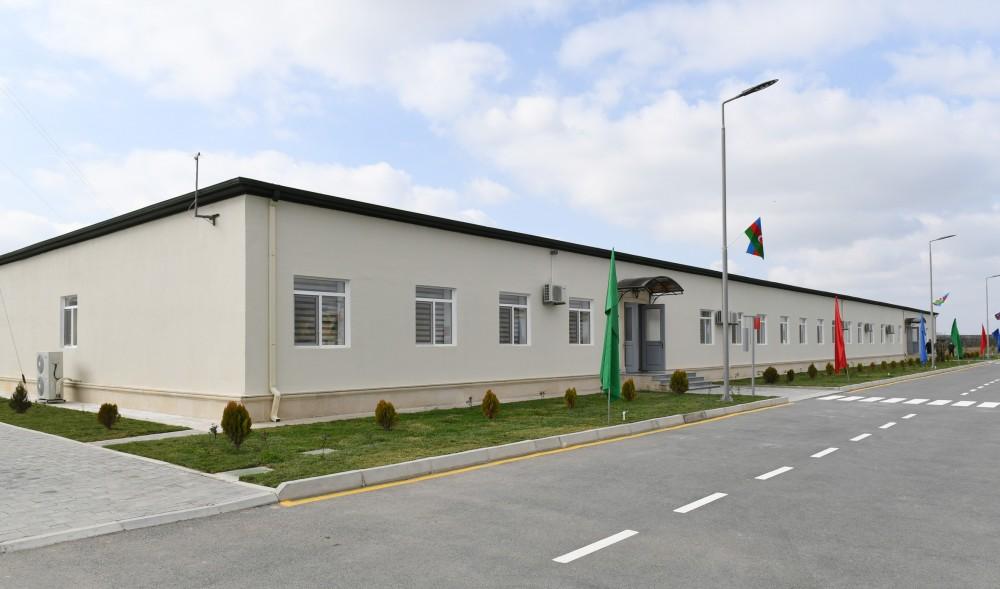 Верховный главнокомандующий ВС Азербайджана Ильхам Алиев ознакомился с условиями в новопостроенной N-й воинской части в Бейлагане (ФОТО)