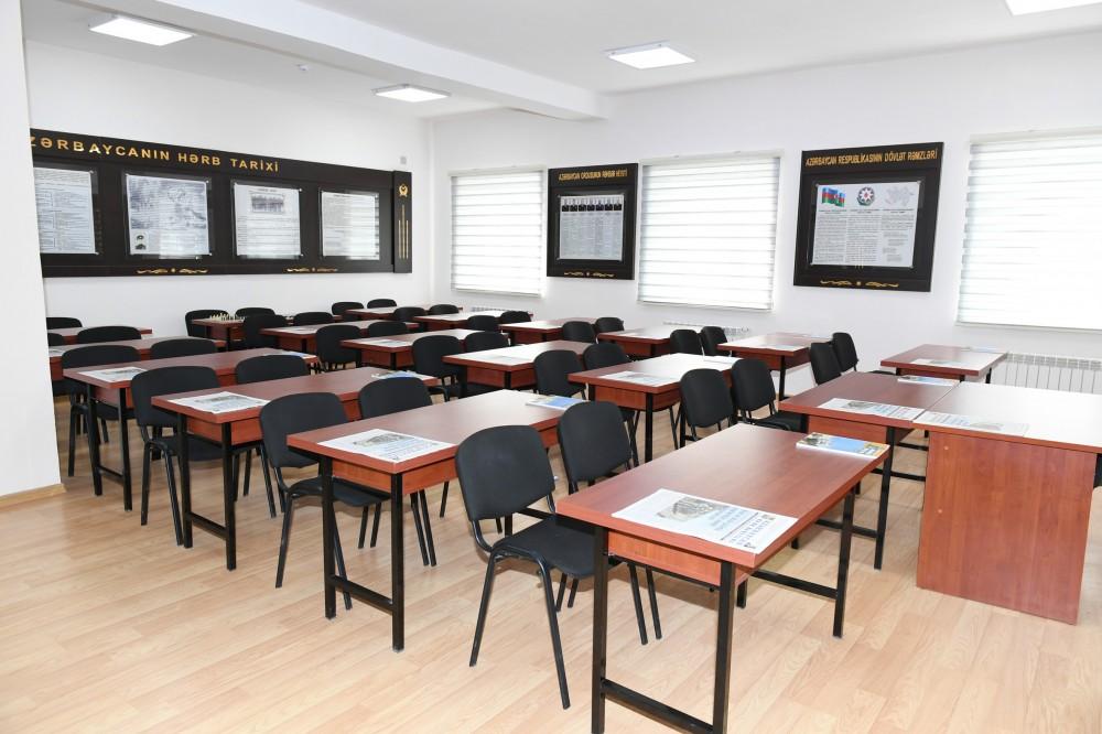 Верховный главнокомандующий ВС Азербайджана Ильхам Алиев ознакомился с условиями в новопостроенной N-й воинской части в Бейлагане (ФОТО)