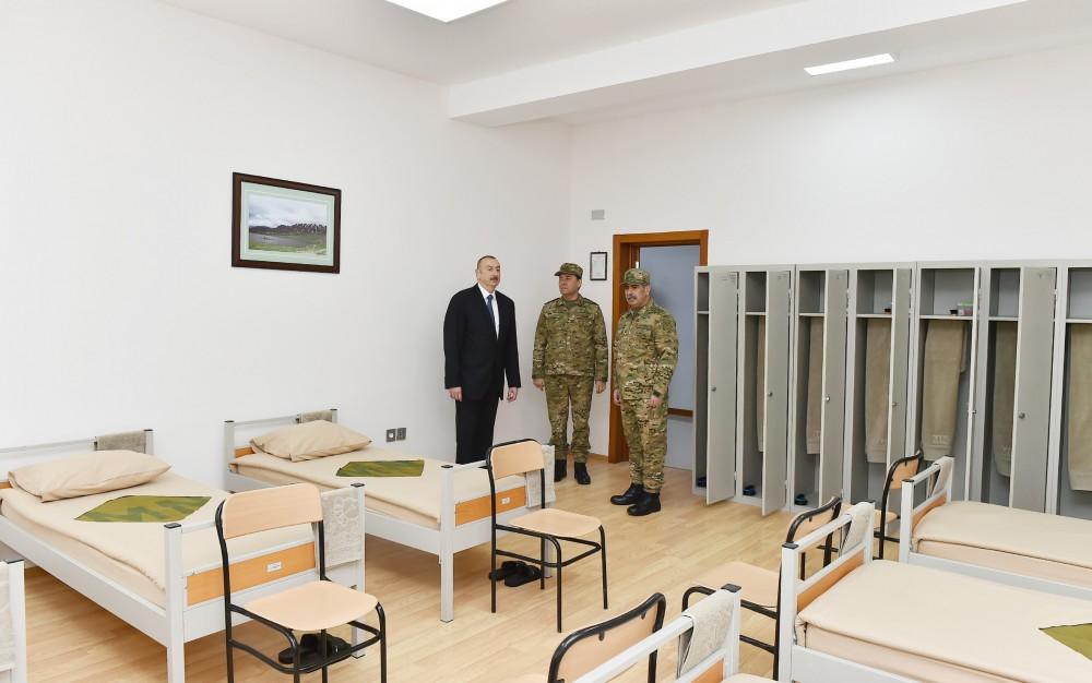 Верховный главнокомандующий ВС Азербайджана Ильхам Алиев ознакомился с условиями в новопостроенной N-й воинской части в Бейлагане (ФОТО)