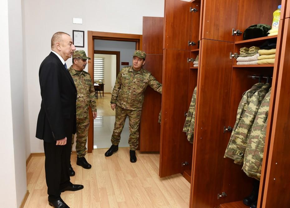 Верховный главнокомандующий ВС Азербайджана Ильхам Алиев ознакомился с условиями в новопостроенной N-й воинской части в Бейлагане (ФОТО)