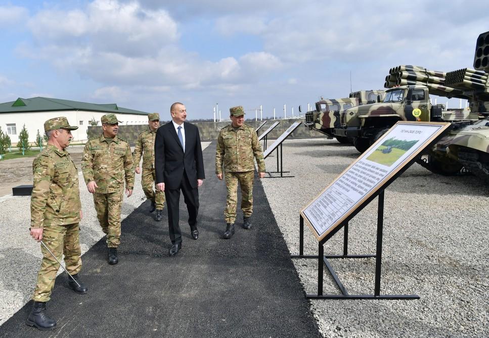 Верховный главнокомандующий ВС Азербайджана Ильхам Алиев ознакомился с условиями в новопостроенной N-й воинской части в Бейлагане (ФОТО)