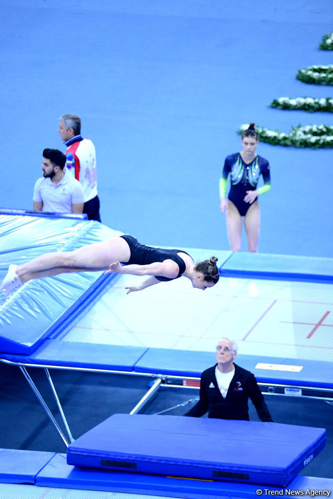 В Баку стартовал второй день соревнований Кубка мира по прыжкам на батуте и тамблингу (ФОТО)