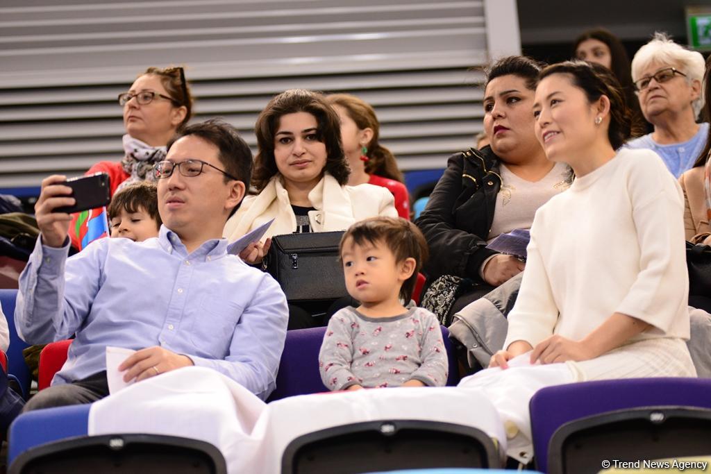 В Баку стартовал второй день соревнований Кубка мира по прыжкам на батуте и тамблингу (ФОТО)