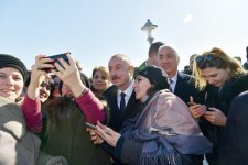 Президент Ильхам Алиев встретился на приморском бульваре Сумгайыта с жителями города (ФОТО)