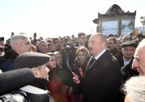 Президент Ильхам Алиев встретился на приморском бульваре Сумгайыта с жителями города (ФОТО)