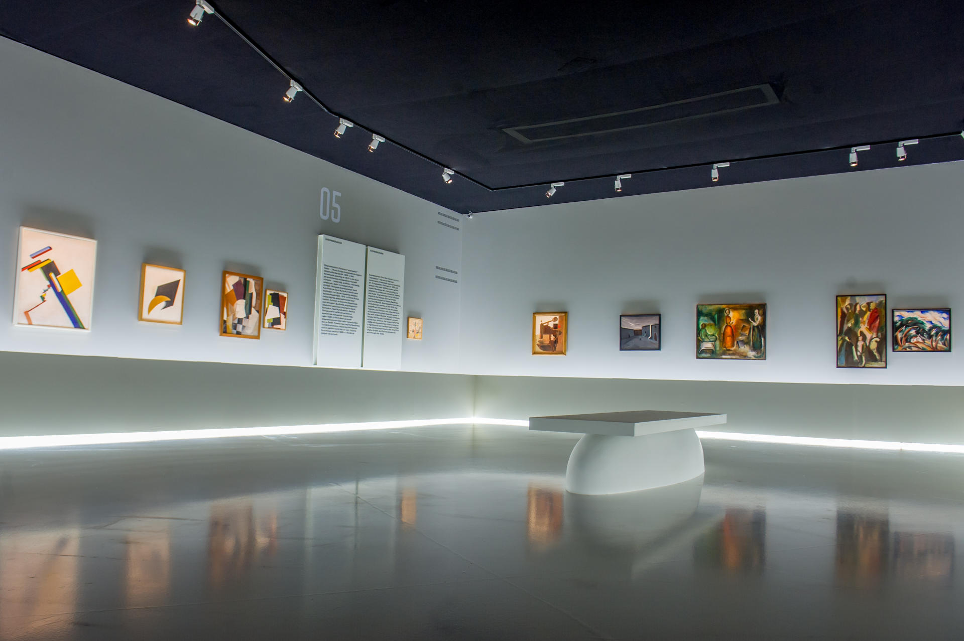 Вице-президент Фонда Гейдара Алиева Лейла Алиева приняла участие в торжественном открытии выставки российских художников-авангардистов в Баку (ФОТО)