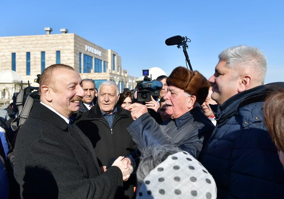 Президент Ильхам Алиев встретился на приморском бульваре Сумгайыта с жителями города (ФОТО)